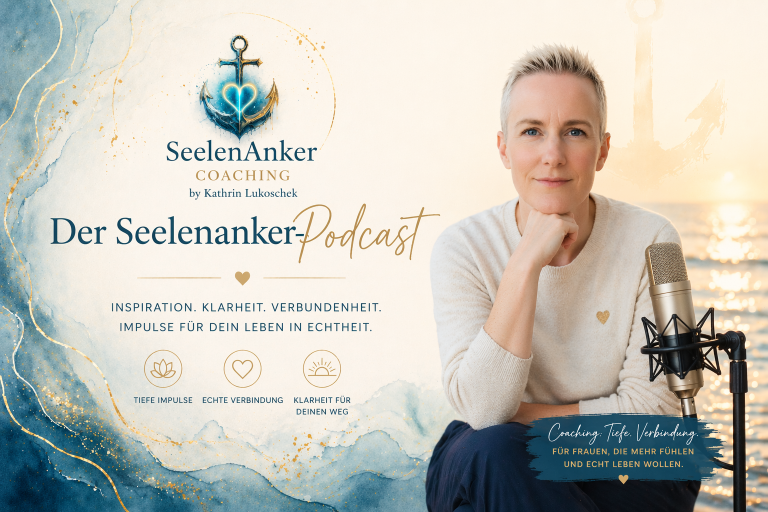 Ein Porträt von Kathrin Lukoschek am Mikrofon mit maritimem Hintergrund und Podcast-Titel.