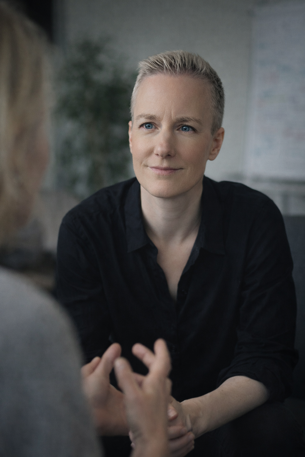 Seelenanker Coaching – 1:1 Begleitung mit Kathrin Lukoschek Kathrin Lukoschek im Coaching-Gespräch – Seelenanker Coaching für Klarheit und persönliche Entwicklung