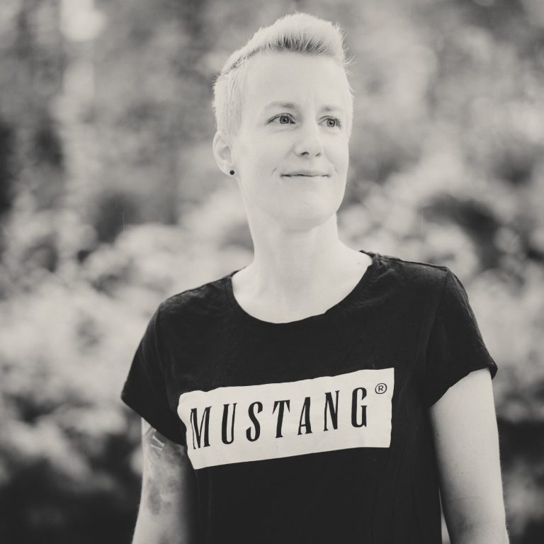 SeelenAnker Podcast mit Kathrin Lukoschek Portrait von Kathrin Lukoschek – Host des SeelenAnker-Podcasts über innere Klarheit, Bewusstsein und persönliche Entwicklung.